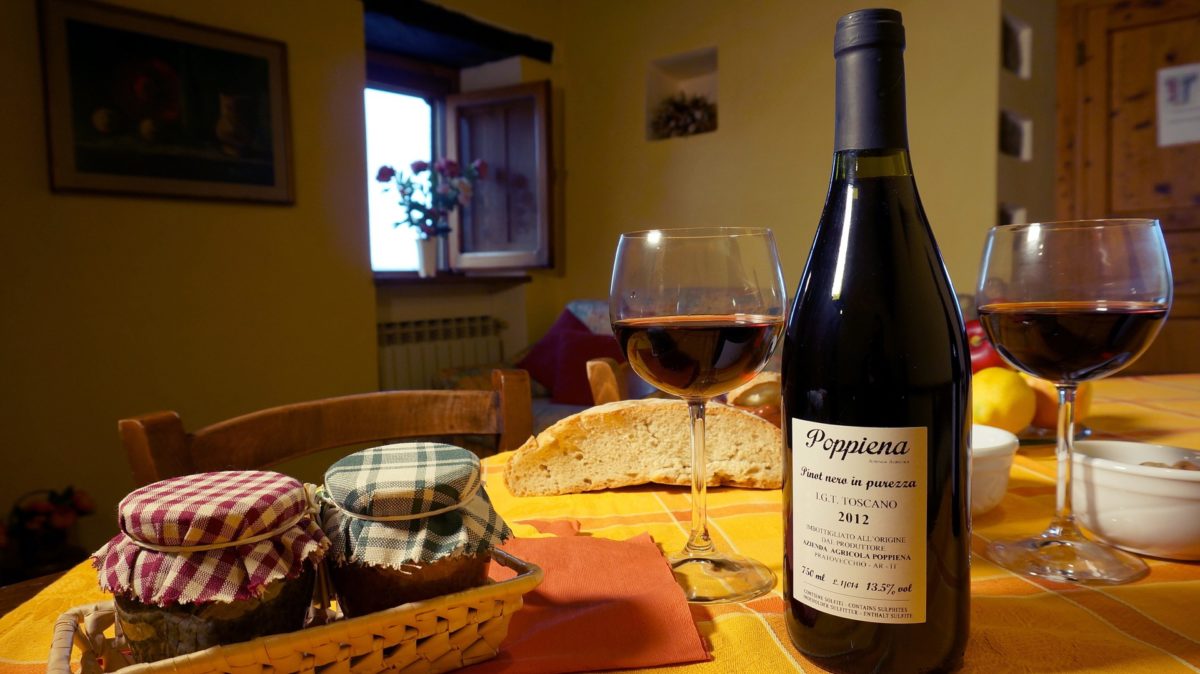 wine-food-on-cottage-table